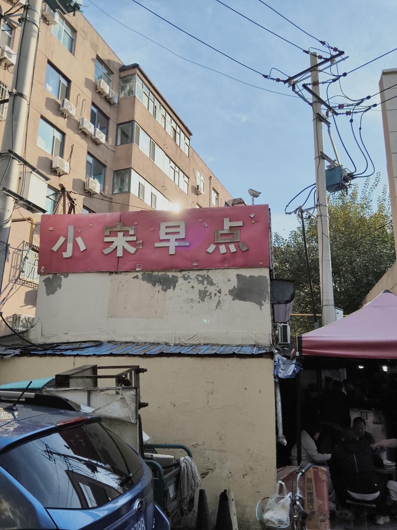 这家店在南龙西边，对面是天宝家园。
这条南北街是烧烤一条街，一百多米长有十多家烧
