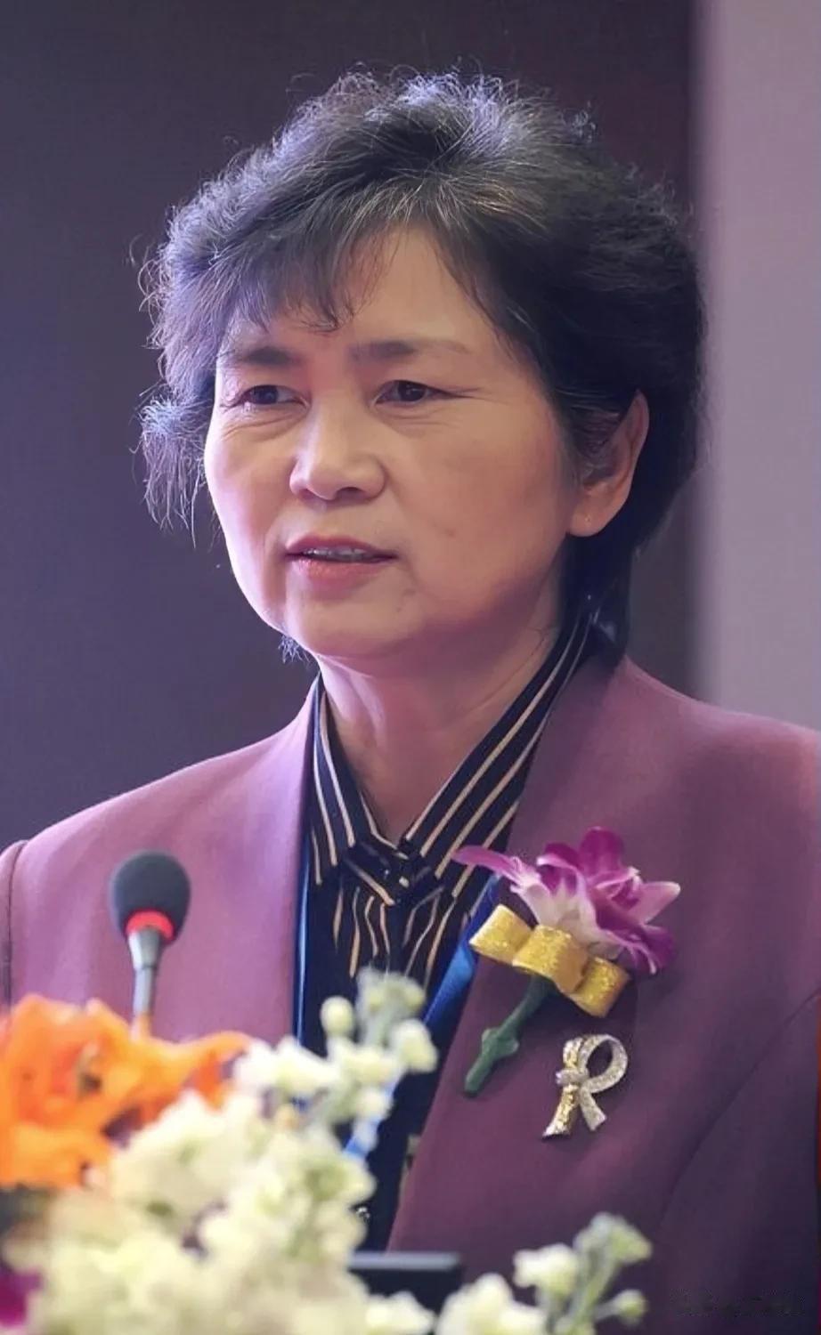 李兰娟，第一位提出“武汉封城”的专家，她的能力和成就毋庸置疑！

医学界，她是国