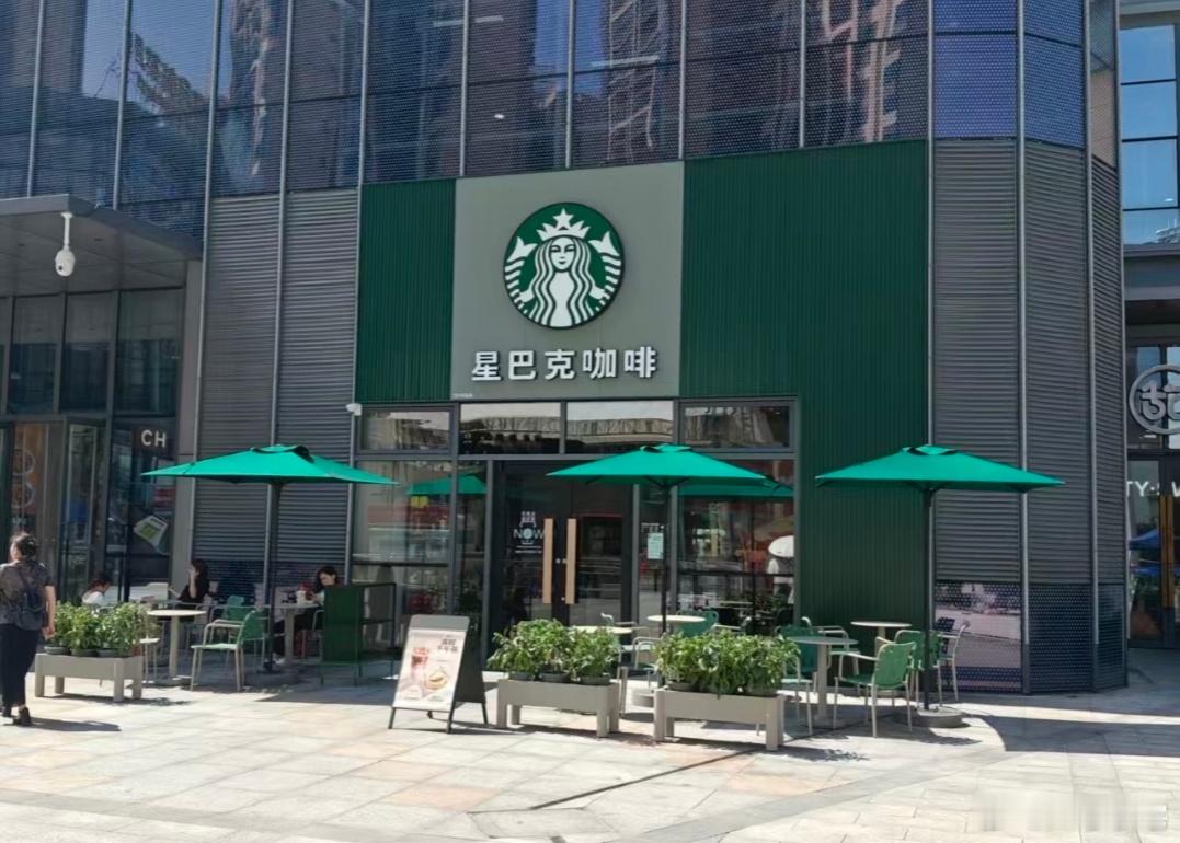 星巴克被吐槽爆改成县城奶茶店以后直接9.9上链接，这点套路大家懂得都懂。 