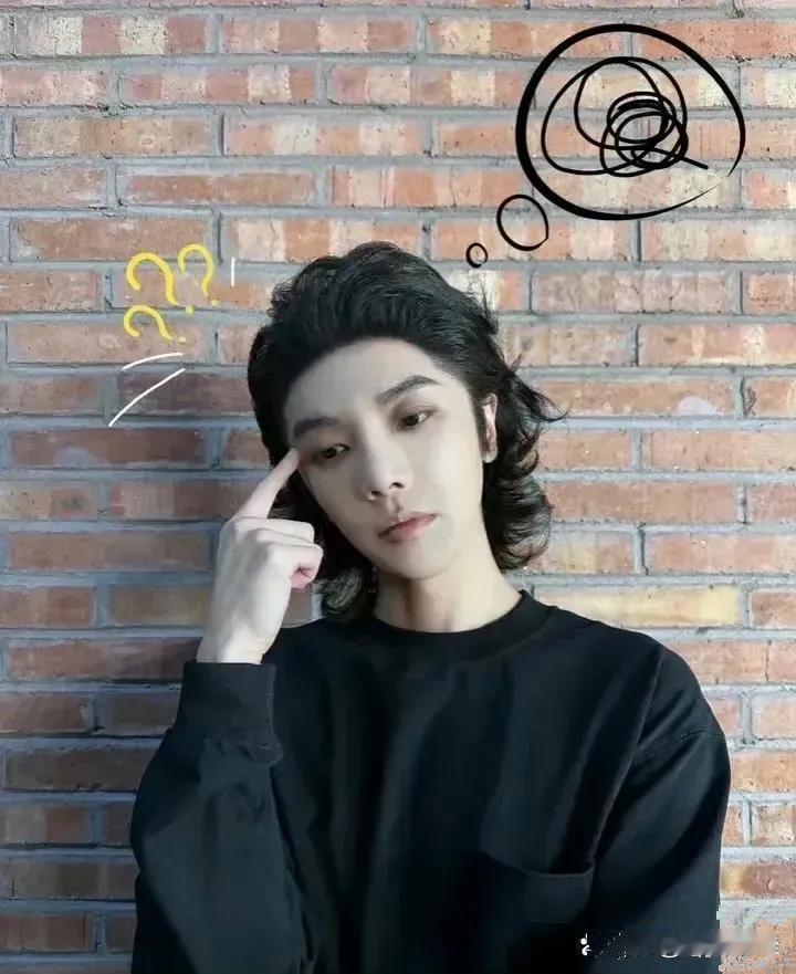 看错了，还以为华晨宇戴发带了，原来是他自己的头发，头发真多啊 ​​​