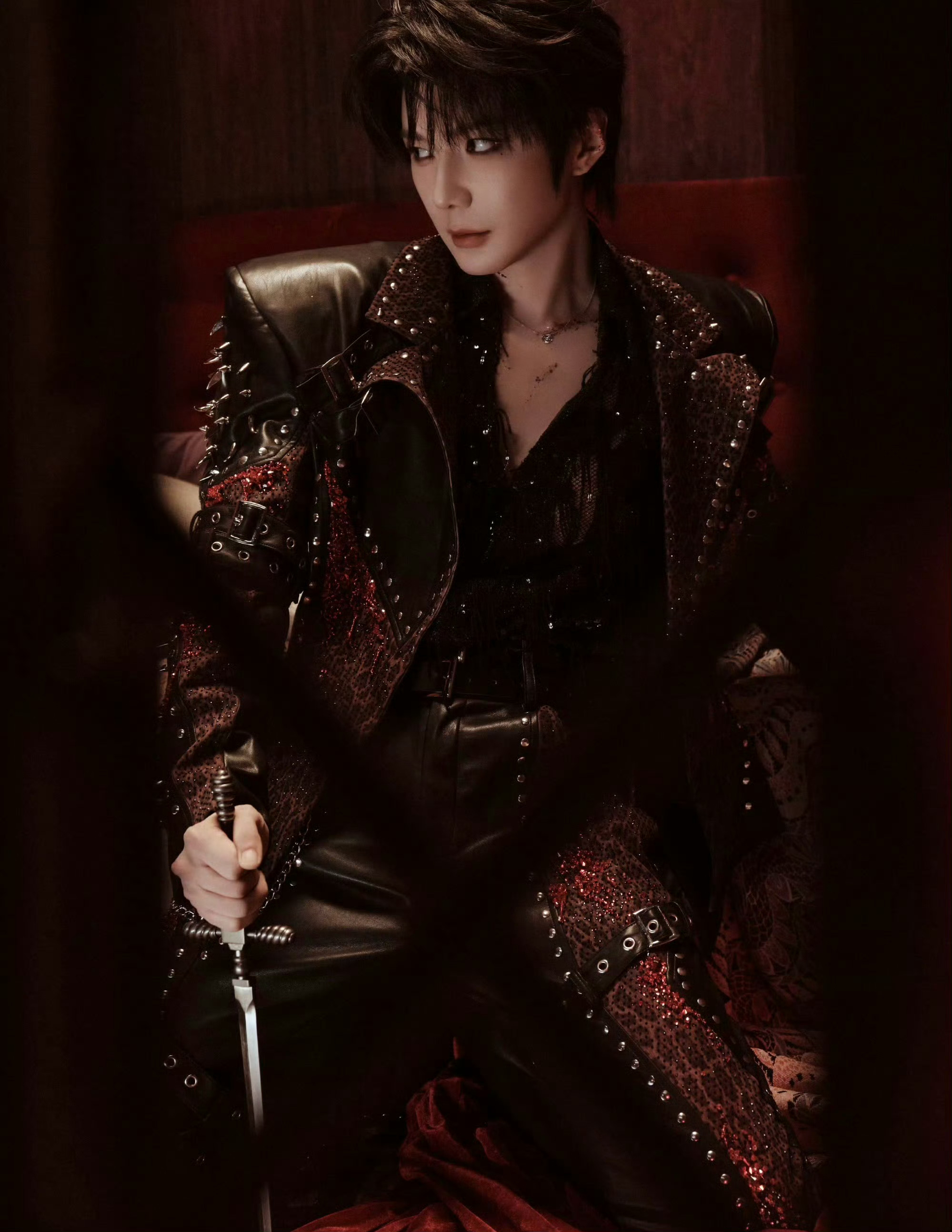 FocusStar郝熠然｜曼谷演唱会首套造型登场🖤红色皮衣点缀闪钻铆钉，叠搭蕾