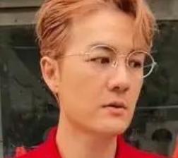 2026年3月7日，吴克群现身深圳一家公益餐厅做义工。
这家公益餐厅已开办12年