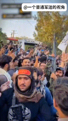 阿富汗塔利班在喀布尔市中心庆祝在与巴基斯坦的战斗中取得了胜利，塔利班举着从巴军哨