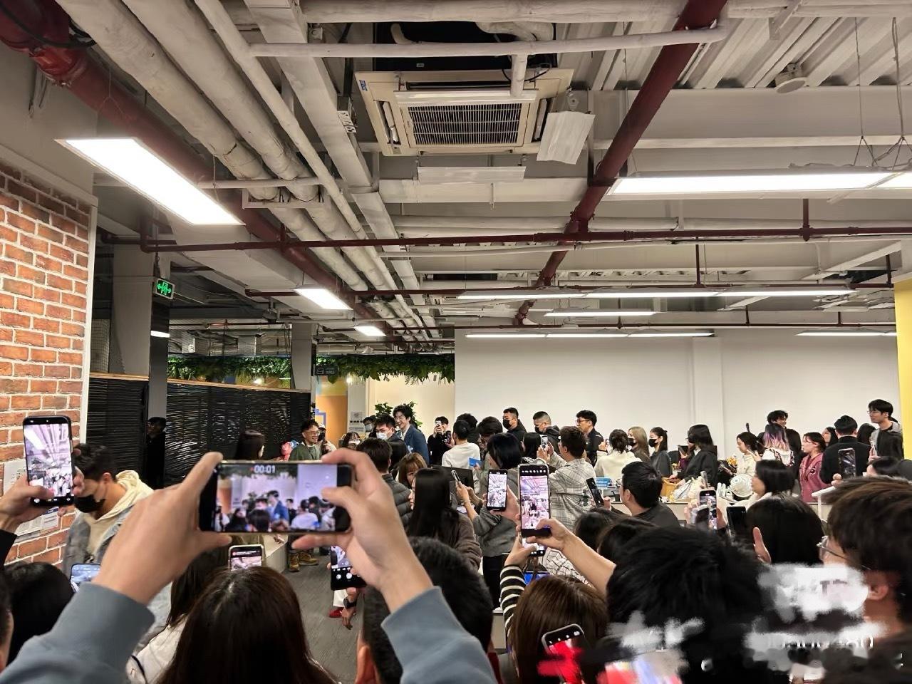 人群中最靓的大明星刘宇宁发水果