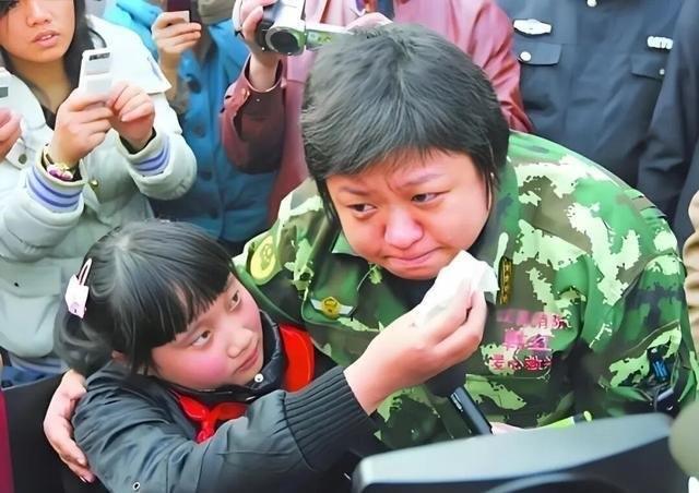 韩红这次“走个面儿”可真是得不偿失。

她一句走个面儿引发舆论围猎，我们是否也该