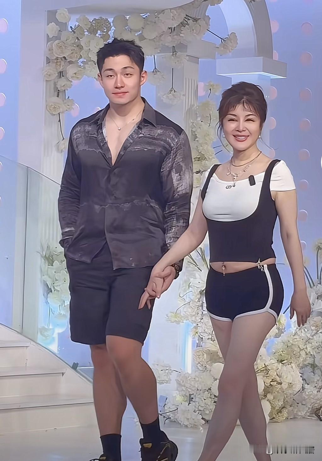 这有钱是真好，虞美人与小男友相差30岁，这你看得出来吗，两个人一起出席活动就像同