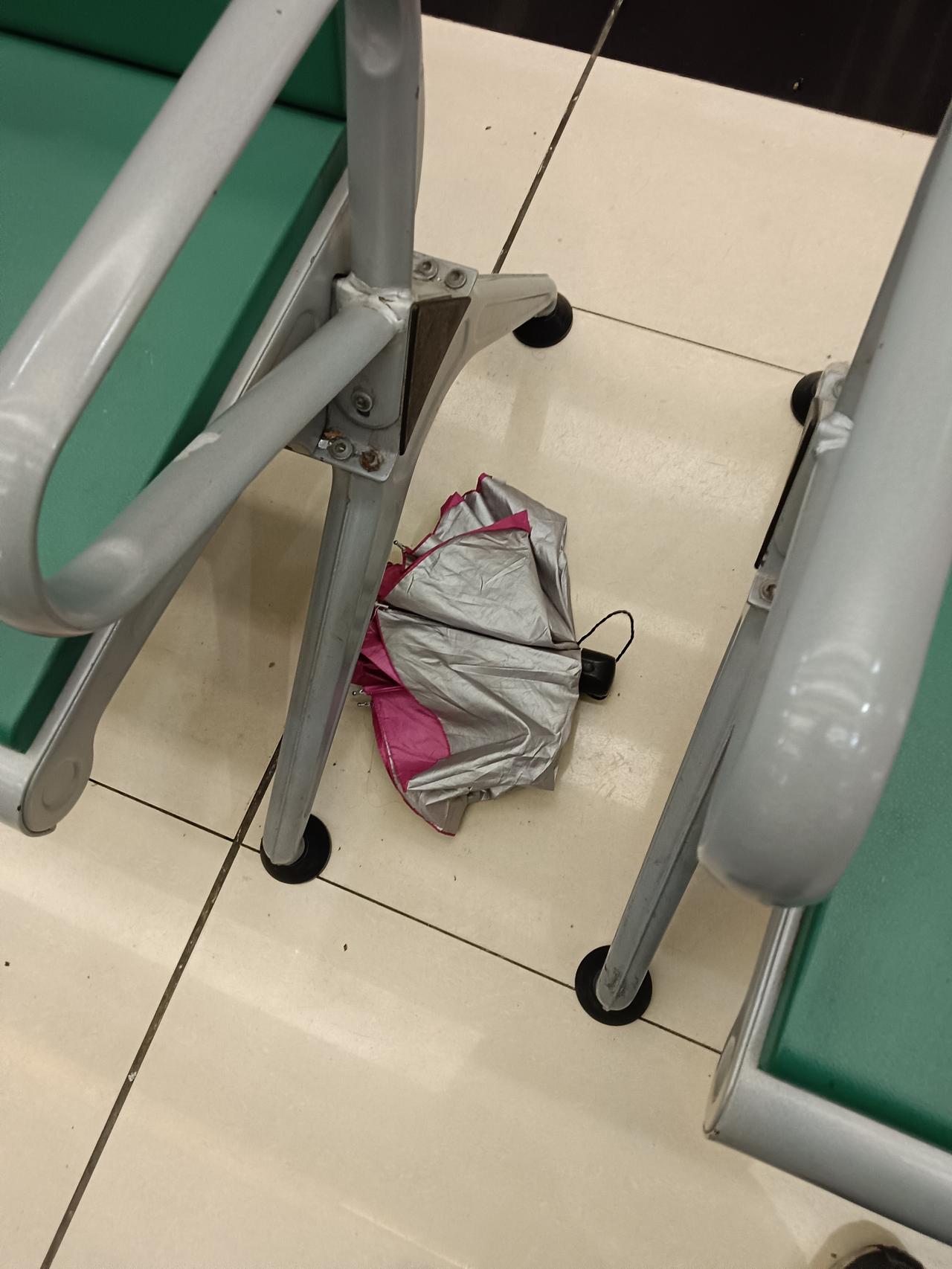 上午在省医院B超厅把伞丢了，刚才去找还在