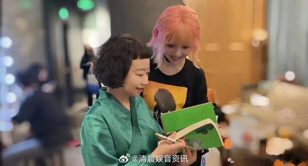 #吴倩也是饶雪漫的书模# 哇塞！吴倩和饶雪漫的梦幻联动！从书模到演员，吴倩的成长