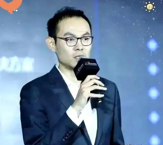 京东那个拿千万年薪的副总裁，这回算是彻底栽了。听说在会上，刘强东没留半点面子，当