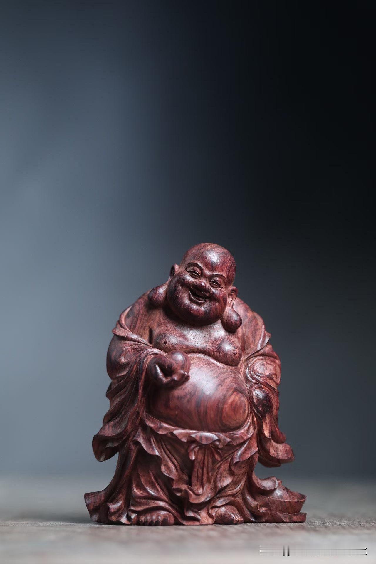 这尊弥勒，不在“圆”，而在“真”。

海南黄花梨紫油梨老料，色沉而不闷，
清刀直