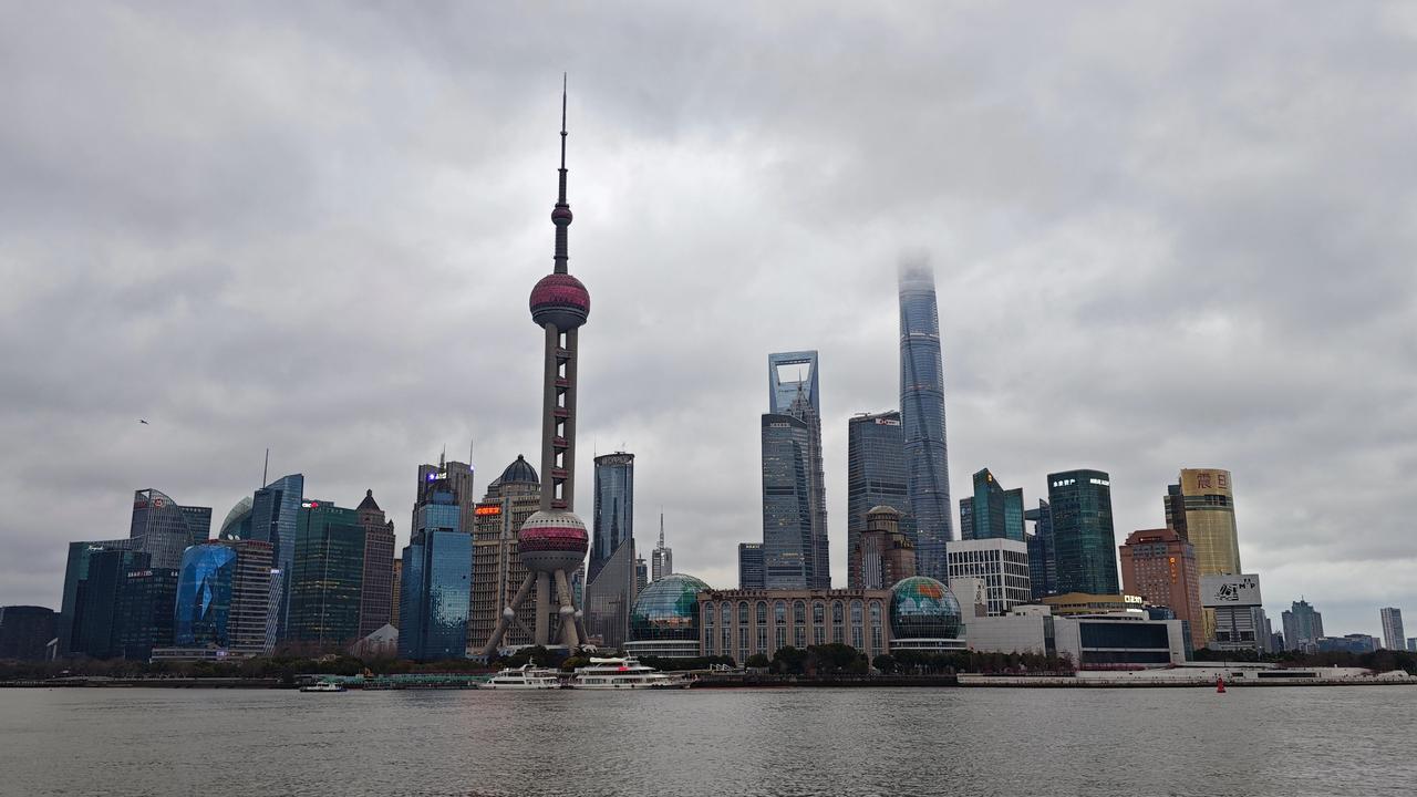 沿着黄浦江慢慢往前走，才算真正读懂上海独有的气魄。外滩这条临江长堤，从来都不只是