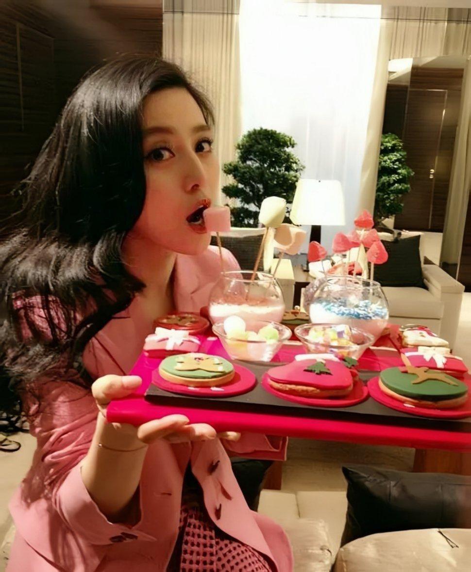 范冰冰忍住了没吃泡面范小胖想吃什么就吃什么吧，你看那泡面多香喷喷呀