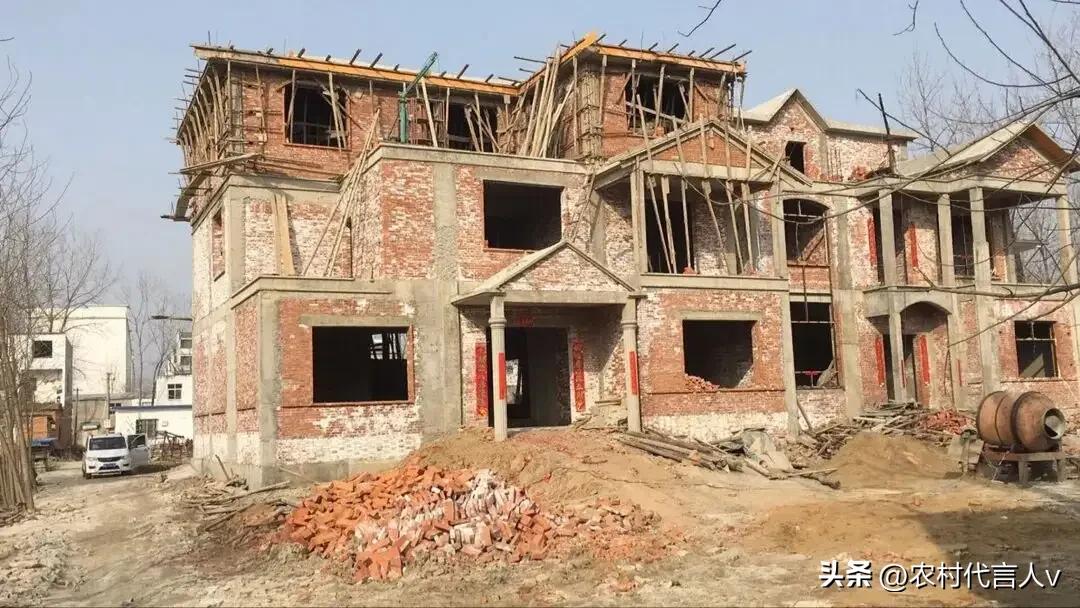 农村老家回村建房的执念，拖垮了多少家庭的现金流。
 
“在老家盖栋楼，才算真正有