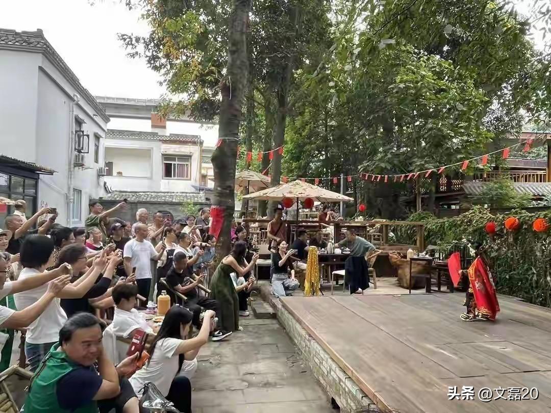 生活周边一公里！社区的钱更好赚！

伴随时代变迁，社区经济在变革中重塑。
   