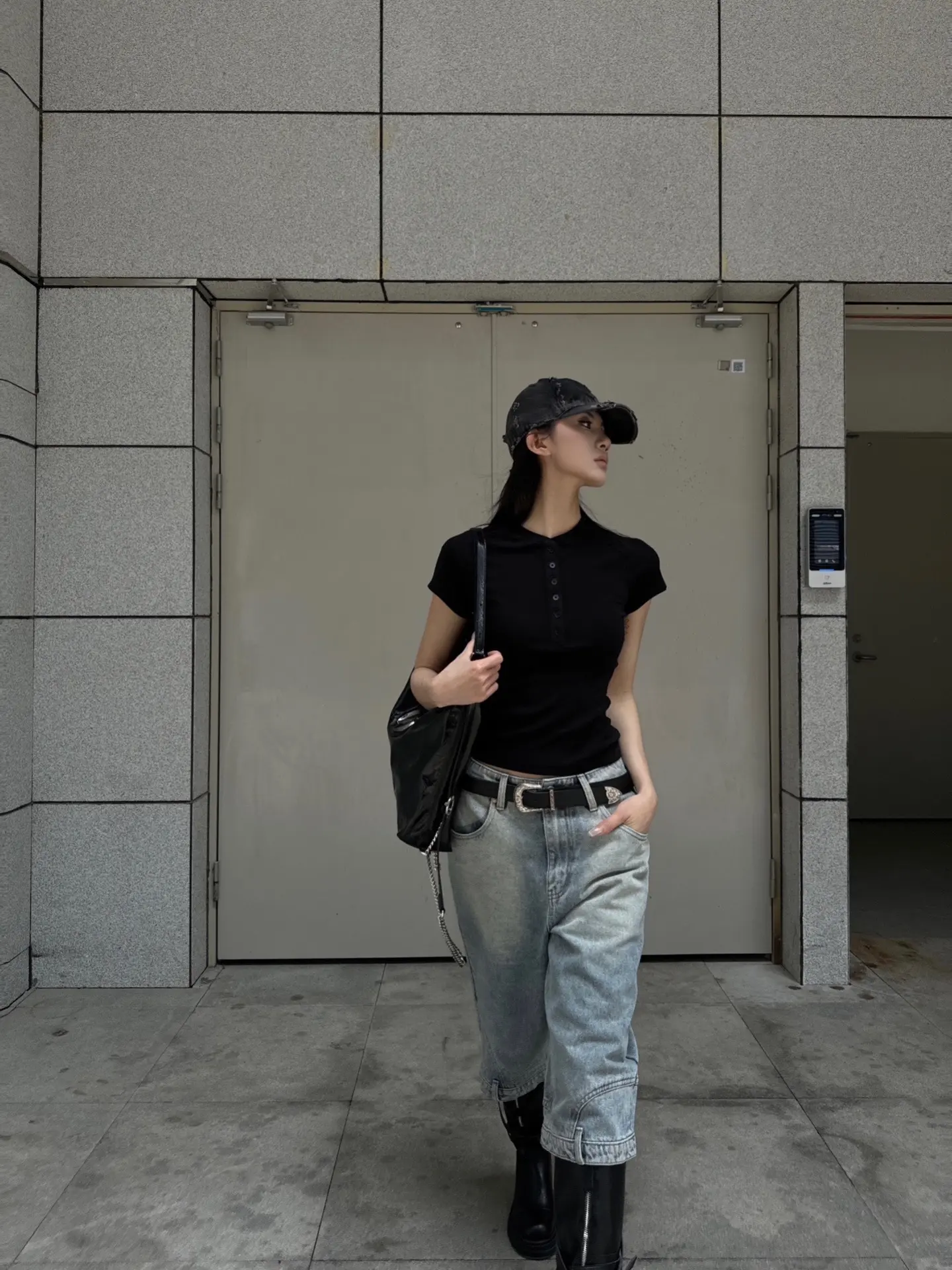 随机迷倒一位女大学生。