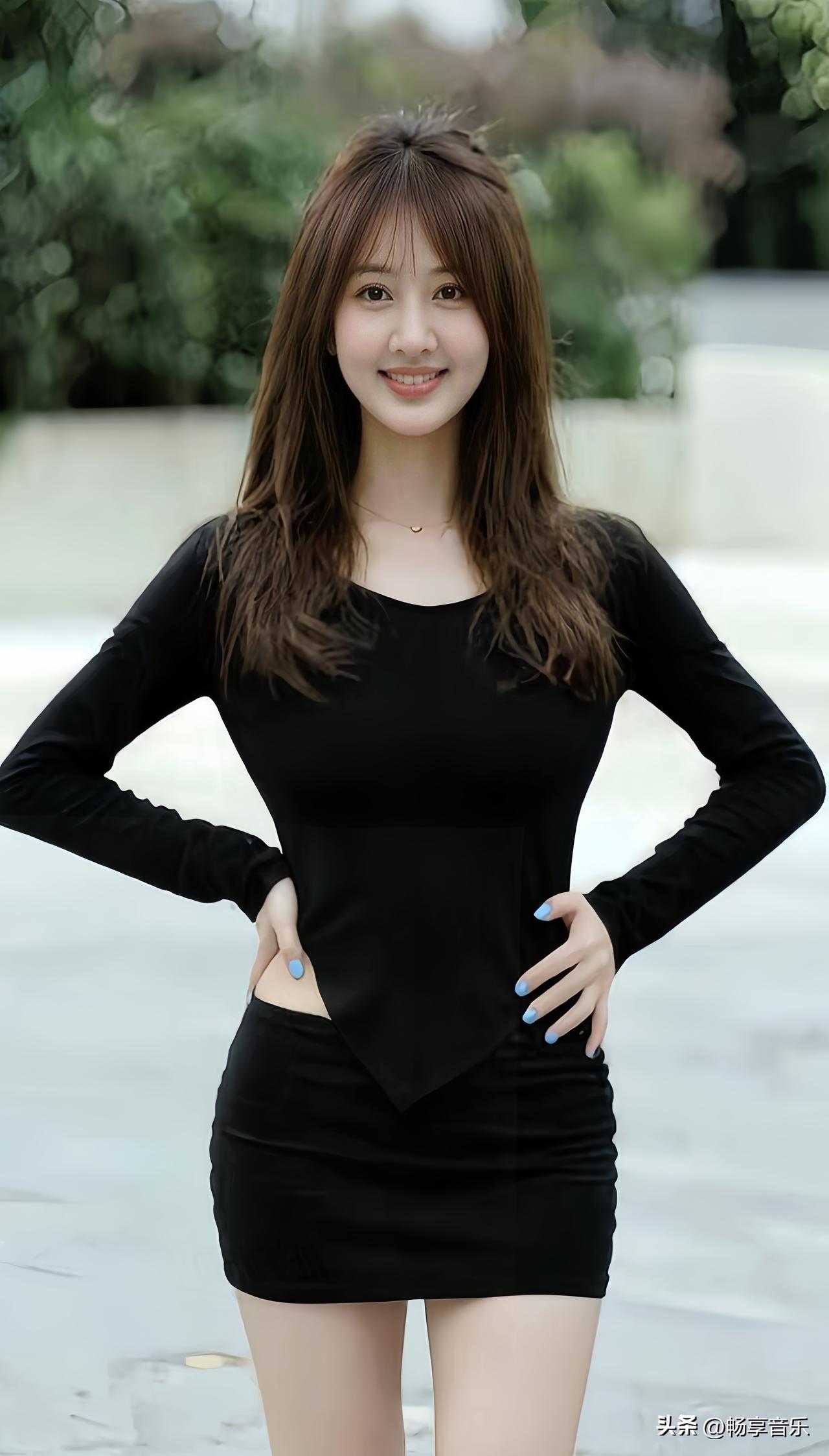 元气少女，微笑如阳光，黑裙显身材，户外自然美！🌞💖👗 分享甜美小姐姐随手拍