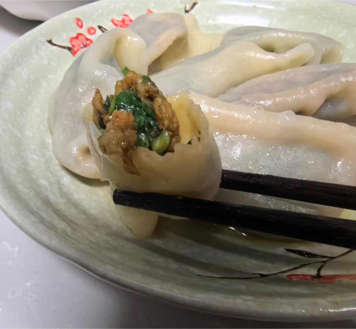 昨天包的饺子没有吃完，今早煮了继续吃