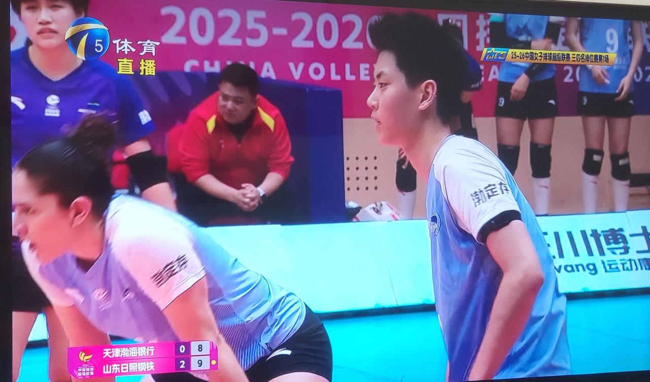 没想到主攻手刘美君第三局回到主攻位置，面对山东女排发挥这么好！主攻手刘美君再次面