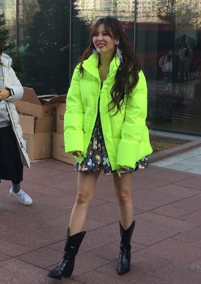 盛夏已入伏，
暑气荡染无，
清早来室外，
畏冷穿棉服。