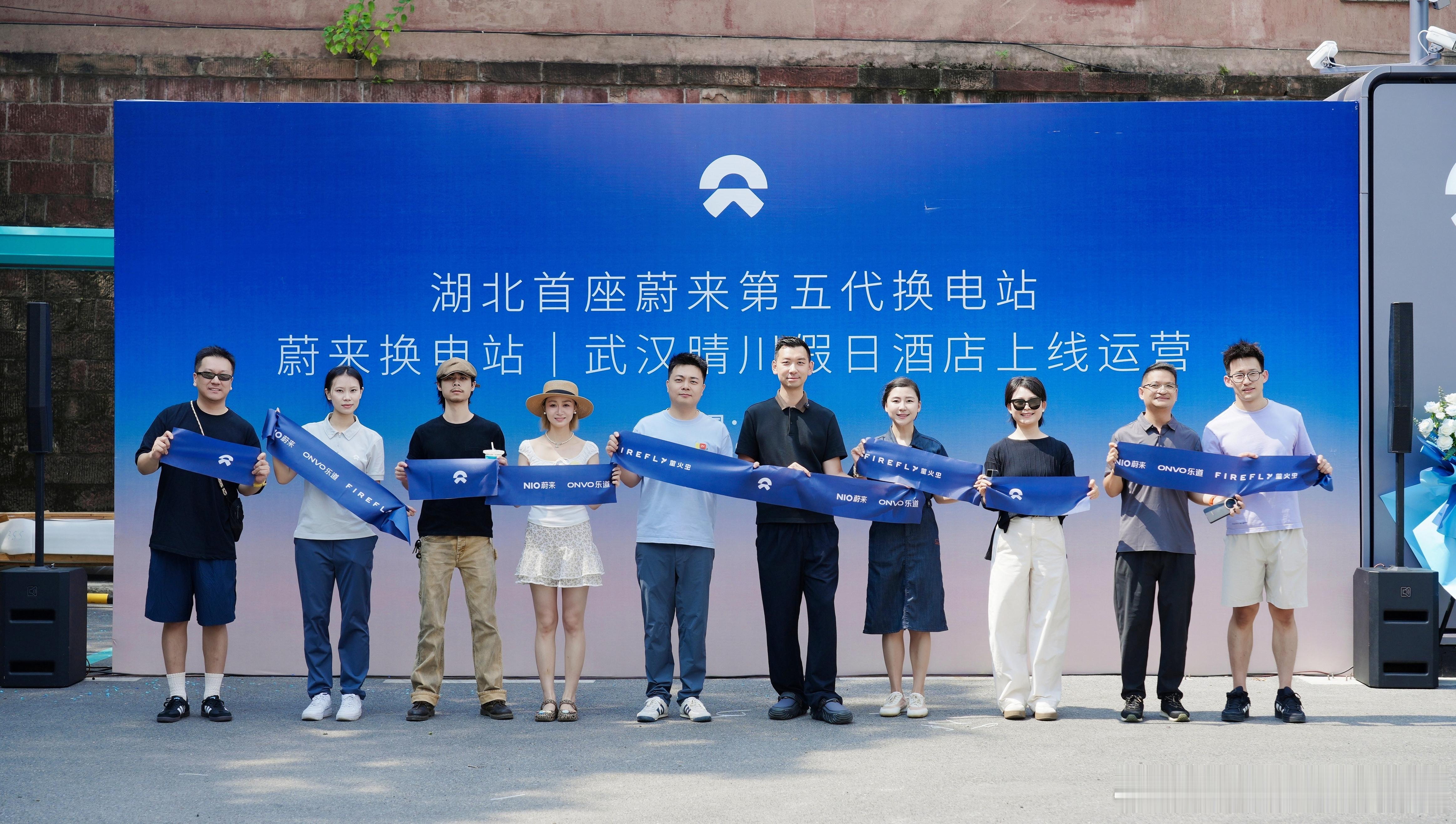 武汉的第一座蔚来五代换电站也上线啦！武汉的firefly萤火虫立刻解锁3分钟满电