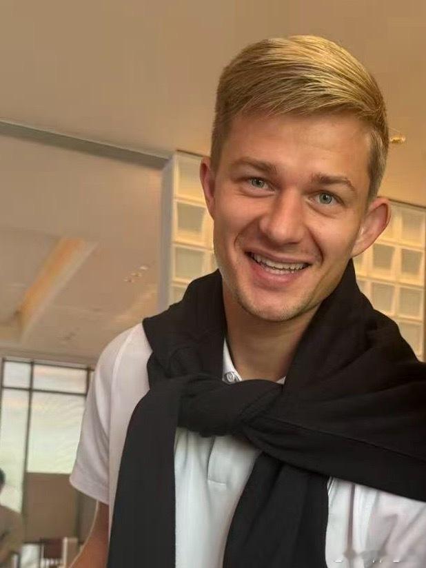 我挺喜欢索罗金，和我原来室友长得很类似，看着很亲切。 成都蓉城