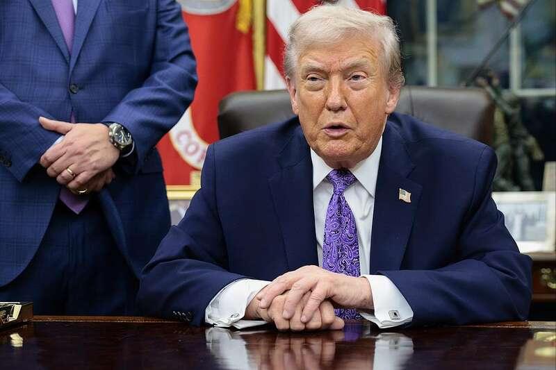 美国总统特朗普，因为美国法院审查他的关税政策报复全世界，宣告即日起对全球所有国家