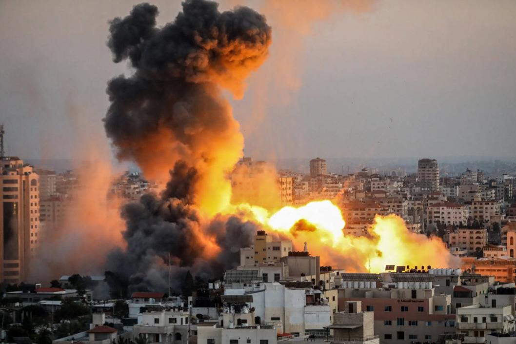 核问题只是美国摆的幌子，真因就仨，个个戳中霸权要害。首先是保石油美元，伊朗扼守霍