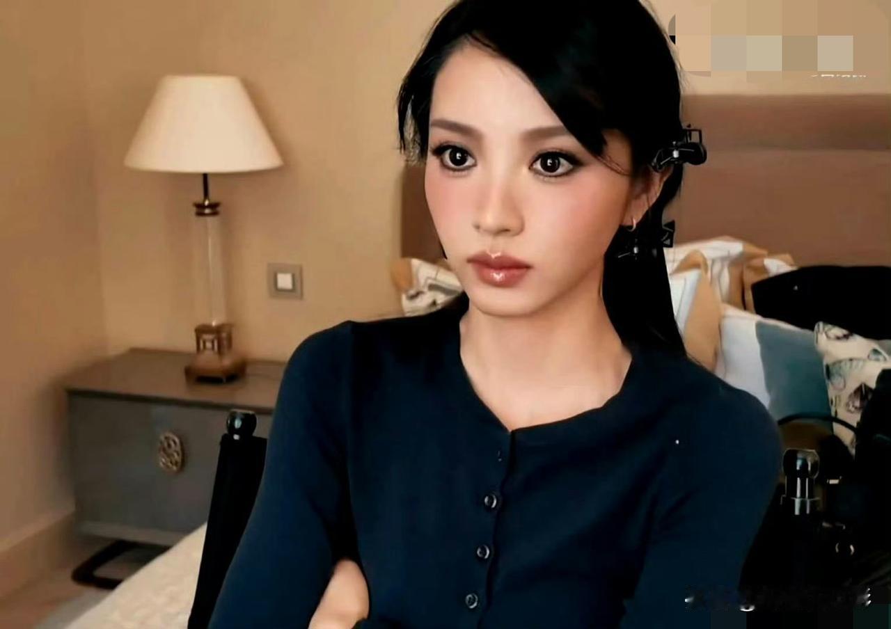 对比两张图就能看清真相，田曦薇的辨识度全靠铁刘海硬撑。掀掉刘海露出完整额头后，五