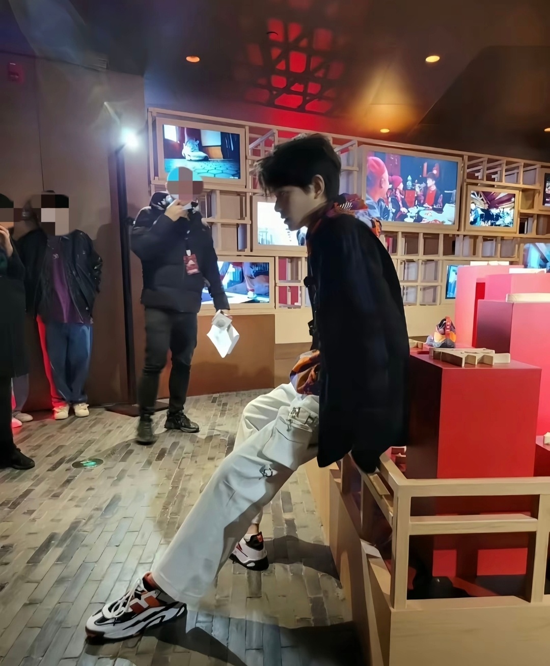 光是坐在那里我就 