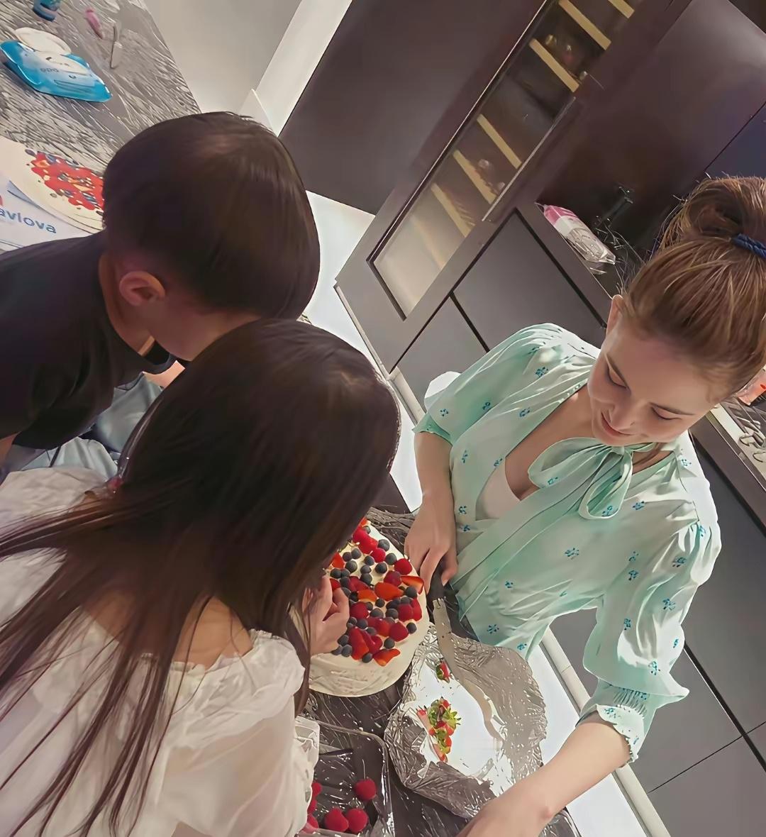 原来富豪太太，在家都不会闲着的，周杰伦老婆昆凌这蛋糕，感觉这卖相不开店可惜了 