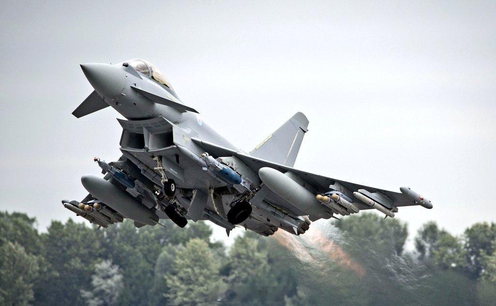 最新消息：英国已向卡塔尔部署了 4 架装备有导弹的“台风”战斗机，以配合美以对伊