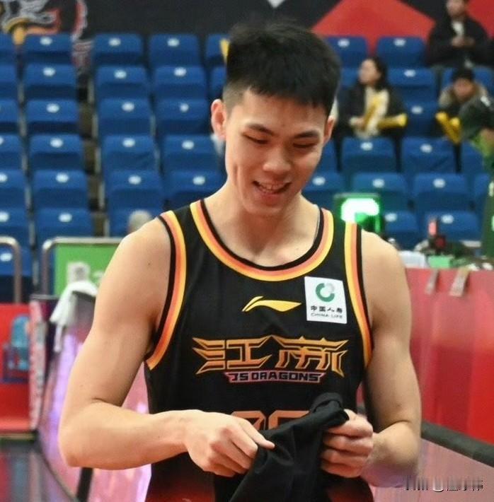 励志老六！贾尔斯谈庞峥麟入选中国男篮集训队：

“我最大的感受就是。”

“他的