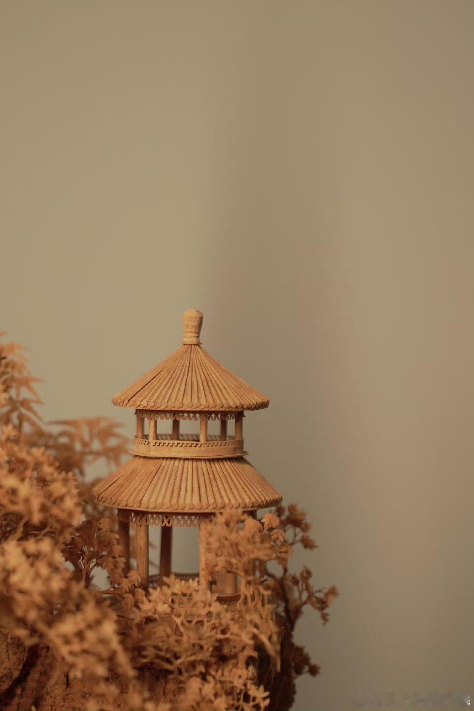 这个顶流发饰太上头了中国人把亭台楼阁戴在头上救命！这非遗发饰太上头了！毫厘雕琢出