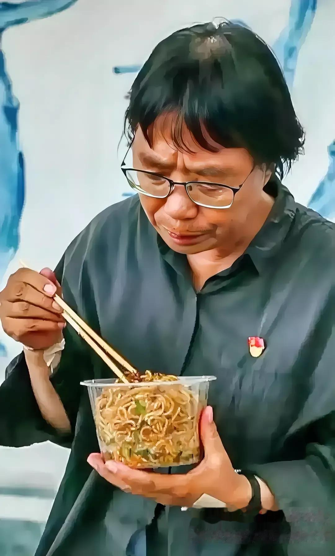 太感动了！感动了无数国人，张桂梅虽然吃的是桶装面，你依然是最美的和最伟大的妈妈！