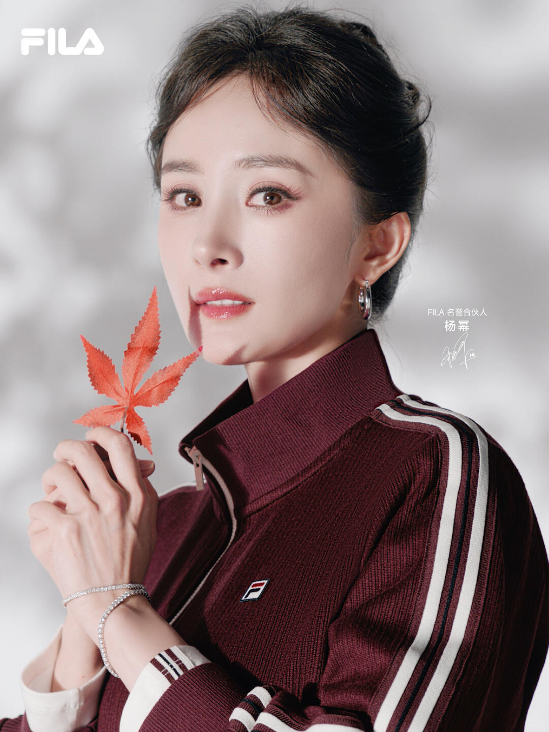 杨幂[超话] ｜Fila秋天，拾起枫叶🍁和缪斯女神见面[手指比心]太美了好喜欢