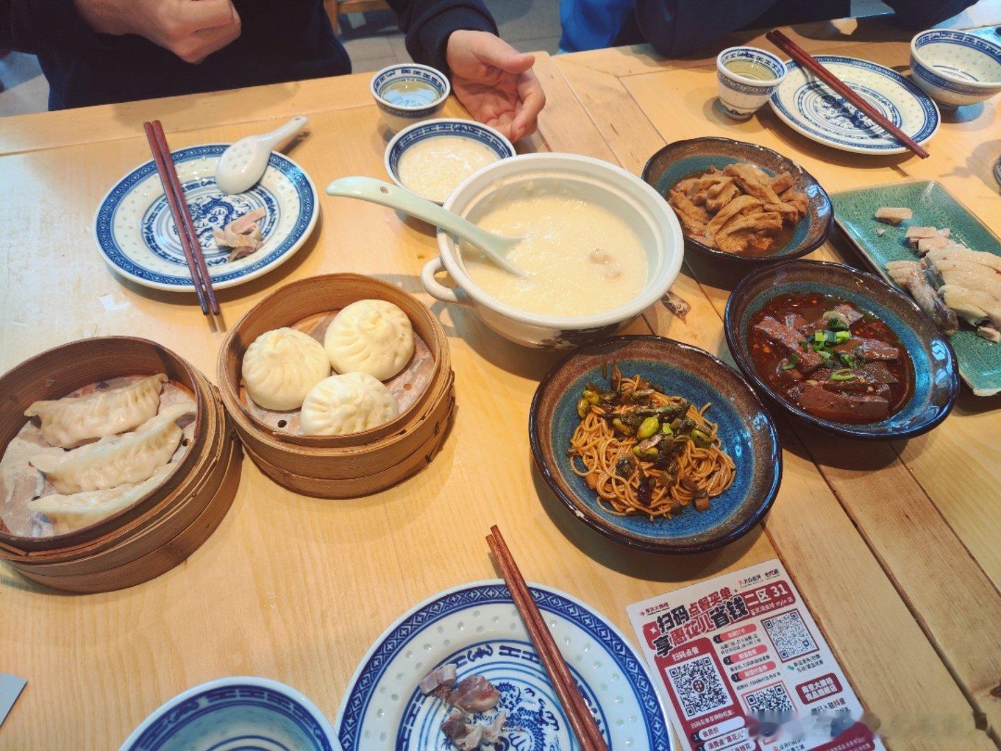 今天早上请两个从西安来的朋友吃南京早茶~南京大牌档确实是外地人来南京第一顿，好在