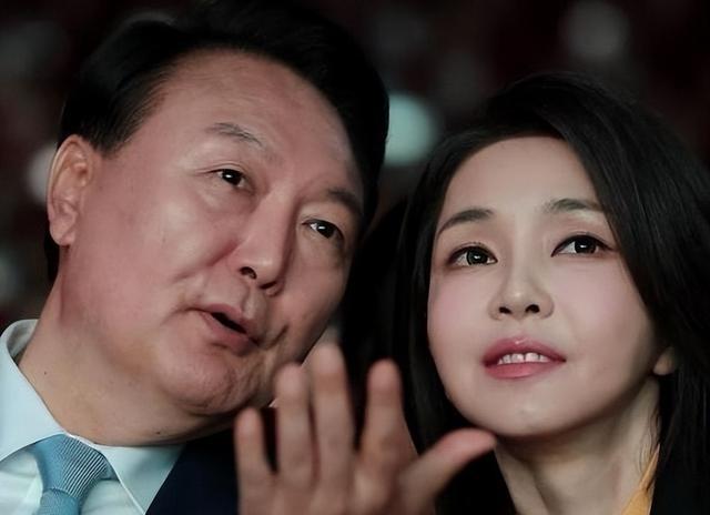 尹锡悦金建希是真爱吗？法庭相见，俩人已形同陌路！尹锡悦眼眶泛红，金建希的态度却没