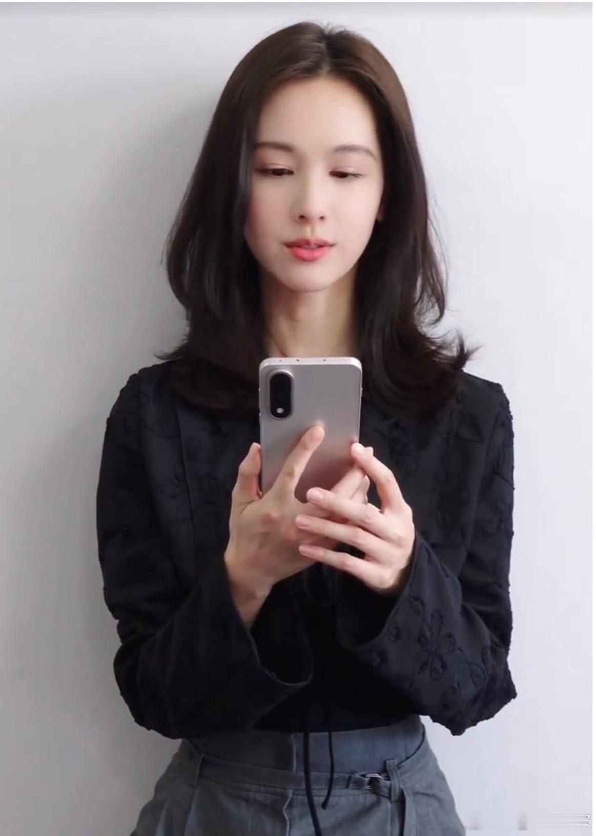 我没看错，陈都灵手里拿的应该是一加Ace5至尊版吧[馋嘴]看这样子是要要要...