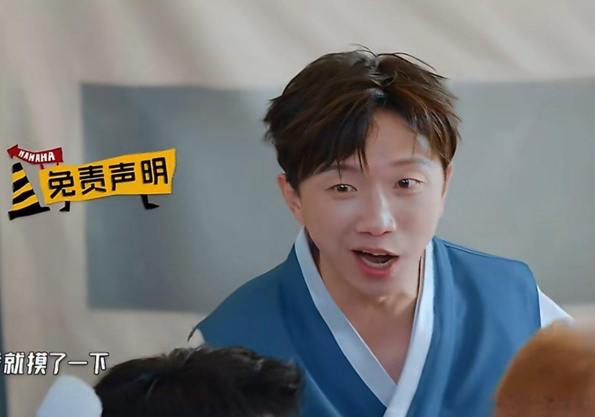 鹿晗刚抬腿就疼出了声鹿晗这柔韧度是认真的吗 笑晕，我妈凑过来问我是不是看什么搞笑