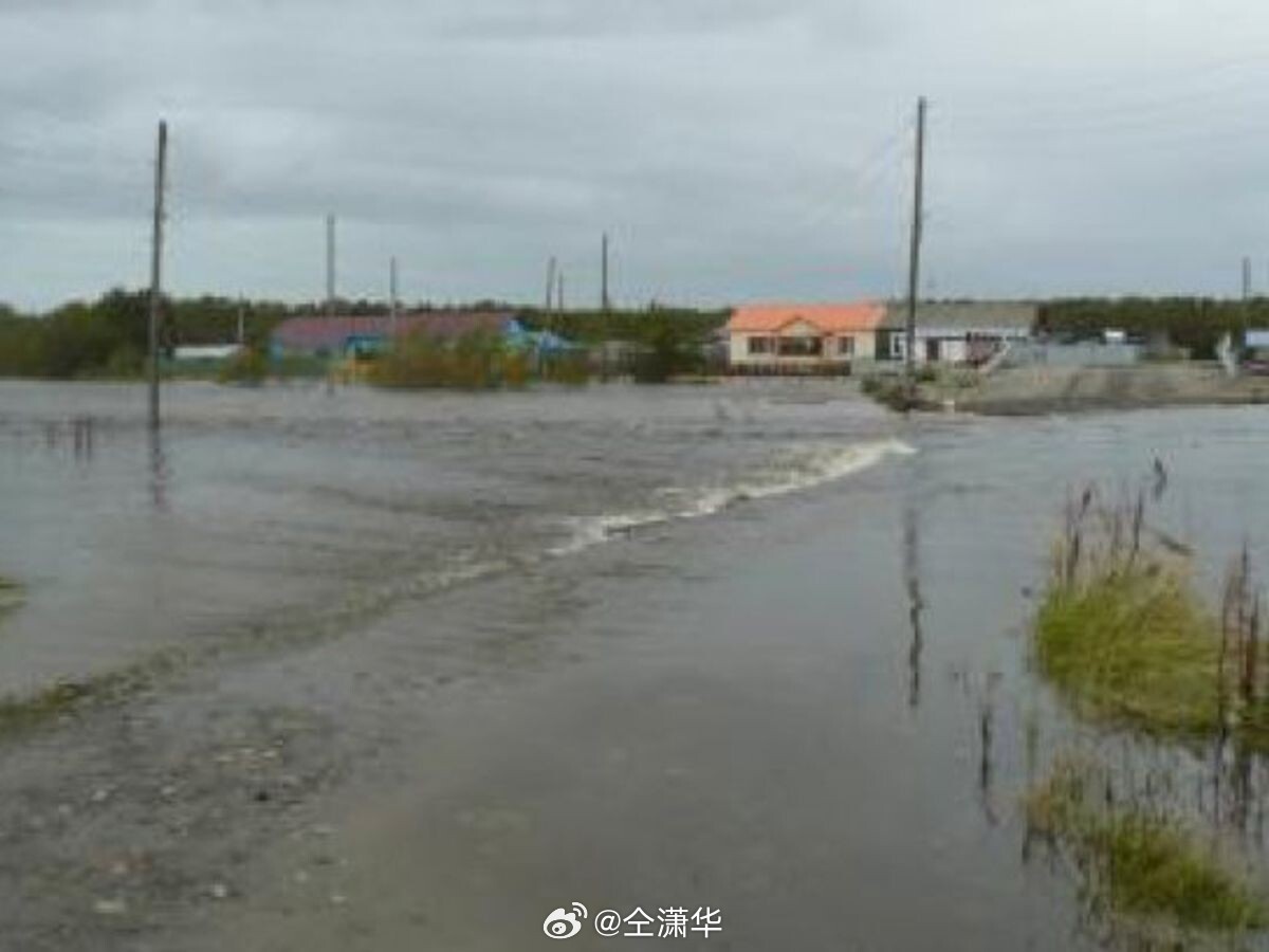 据俄民防和应急中心消息，由于洪水威胁，堪察加半岛索博列夫斯基区已宣布进入高度戒备