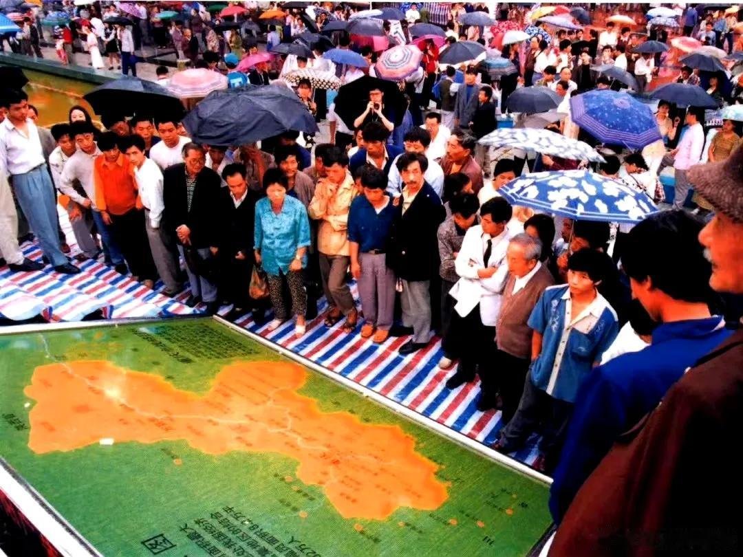 1997年6月18日，重庆正式挂牌成立为直辖市，成为继北京、上海、天津之后中国第