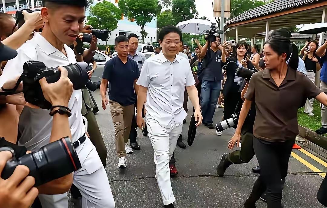 新加坡文章。总理黄循财说，“世界上没有国家能取代美国。” 这话除了狗仗人势，跪舔