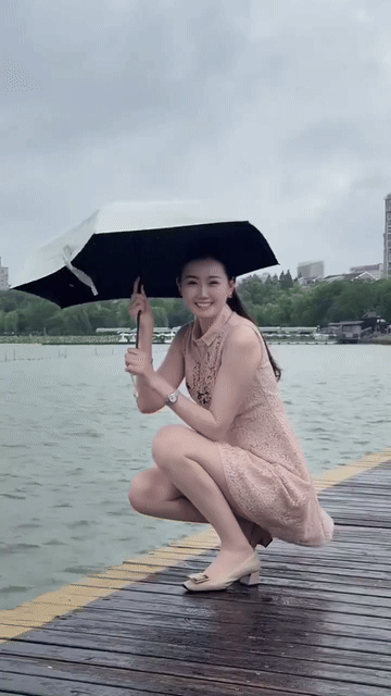下雨天要注意安全啊美女[星星眼]