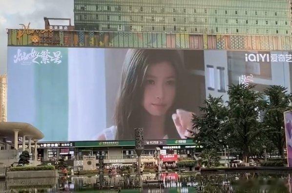 虞书欣灿如繁星亚洲第一大屏完全 美貌降临 
