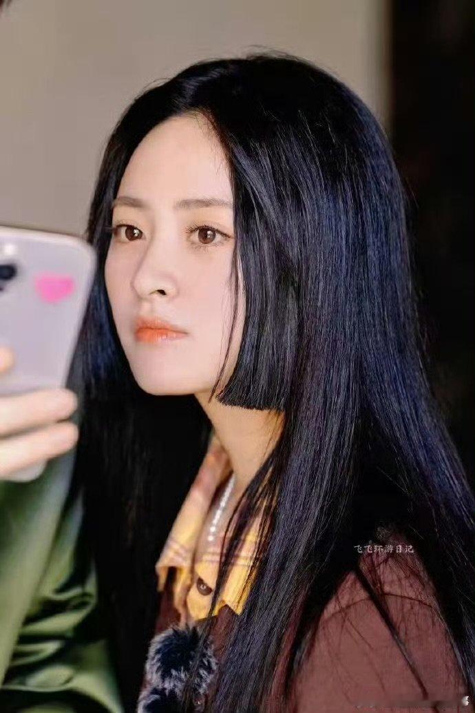 沈月明媚感的代名词沈月美拉德辣妹穿搭中餐厅沈月的漂亮是那种很有生命力的！不管是多