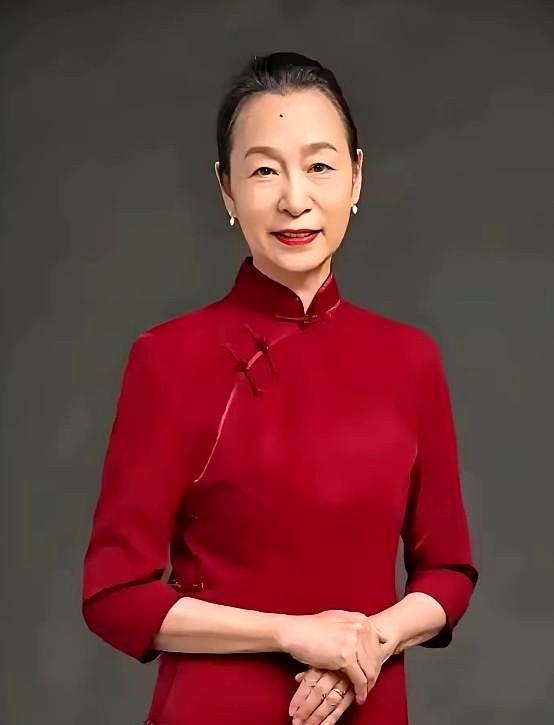 他去美国进修，整整两年没见老婆。
等他回国，看到老婆正在坐月子，他没有发火，没有