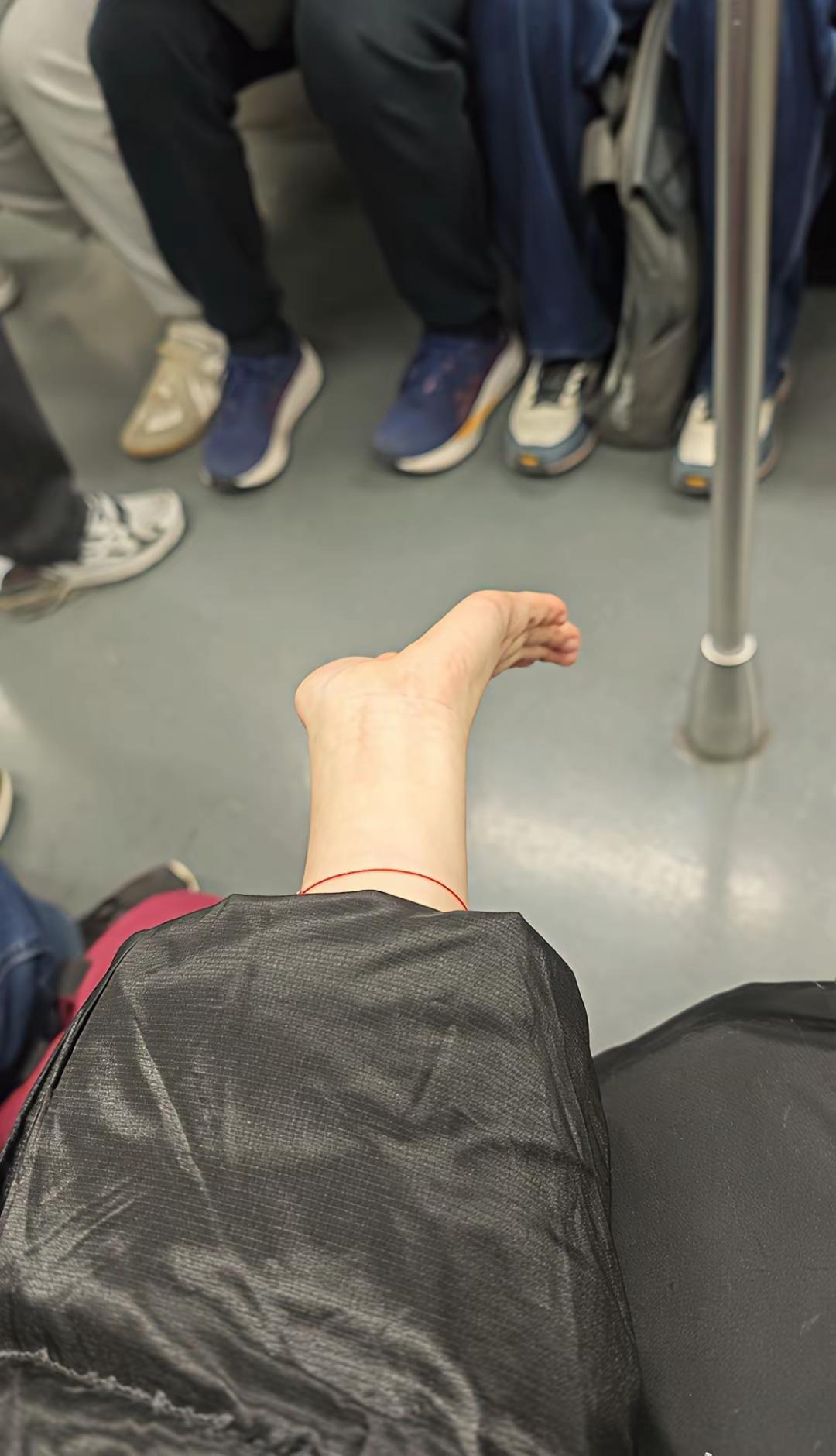 现代版的三寸金莲。
大家看出端倪来了吗[捂脸]
眼睛被脑子骗了吧！