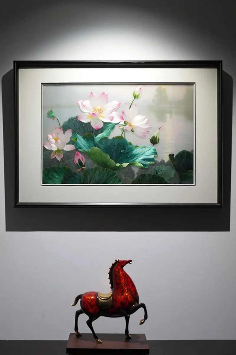 柔丝绣清莲一池，荷风漫卷家和安康 浅雾笼平湖，粉莲轻绽，翠叶承珠，花苞...