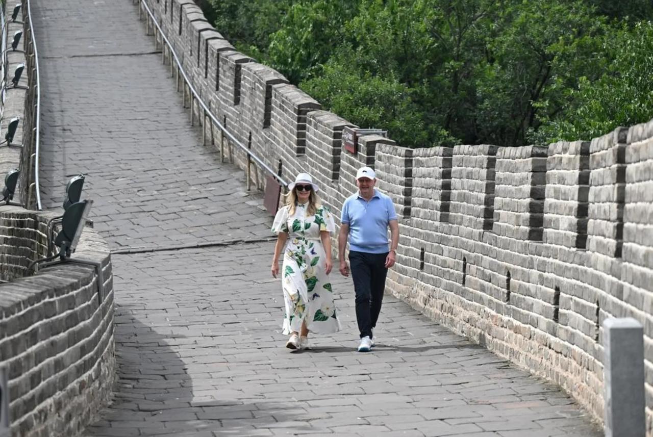 澳大利亚总理阿尔巴尼斯访华第四天，携未婚妻游长城，重温1970年代时任澳洲总理惠