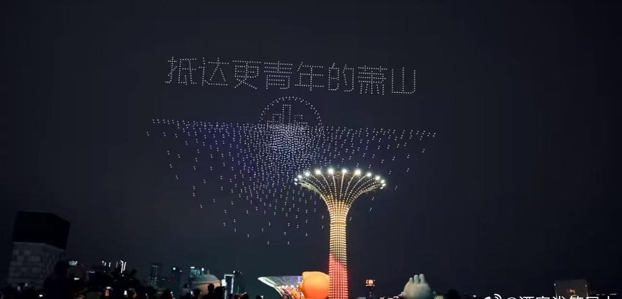 钱塘上空的光影盛宴，藏着浙江的城市浪漫与人文情怀。无数人扎根于此、奋力奔跑，才让